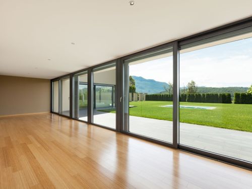 夏天來臨要安裝隔熱性能好的門窗，羅蘭德式門窗助您清涼一夏