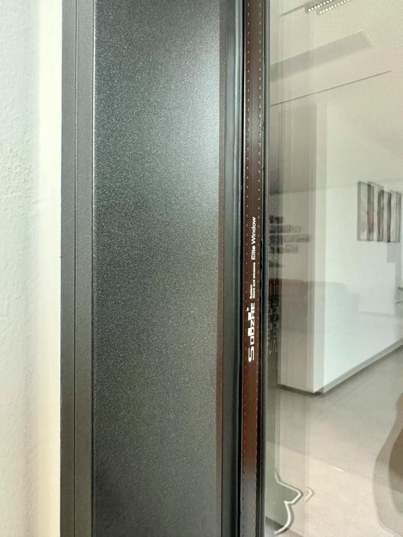 封陽臺天花板外開+窄框大玻璃 索哲門窗的系統門窗安裝優勢解析